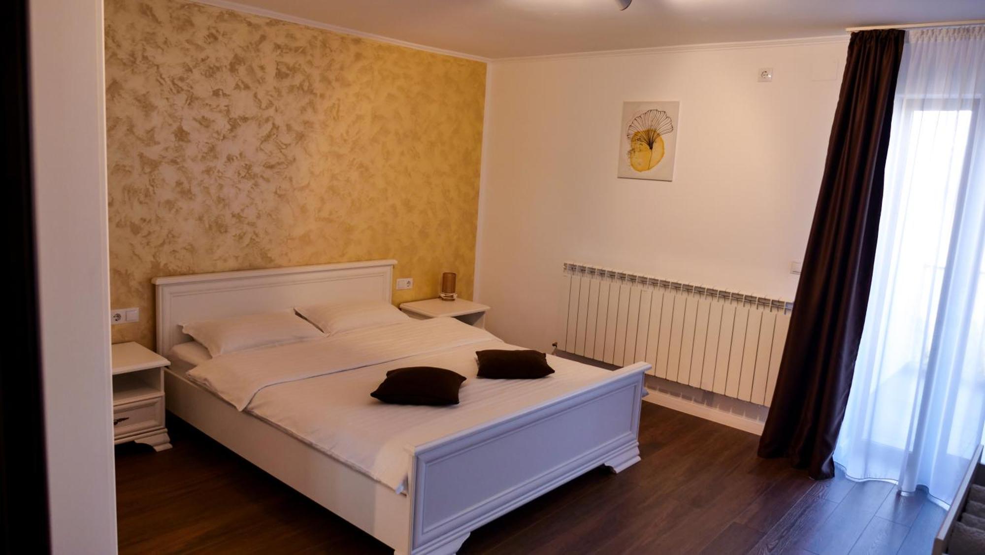 Casa Ambientt Hotel Curtea De Arges Luaran gambar
